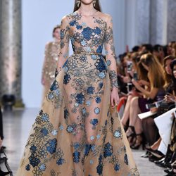 Vestido con transparencias y estampado floral de Elie Saab primavera/verano 2017 en la Semana de la Alta Costura de París