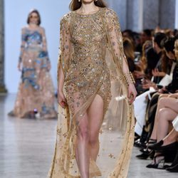 Vestido de cola dorado y pedrería de Elie Saab primavera/verano 2017 en la Semana de la Alta Costura de París