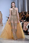 Vestido de cola con escote cruzado y pedrería de Elie Saab primavera/verano 2017 en la Semana de la Alta Costura de París