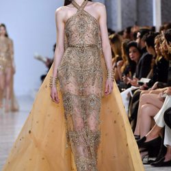 Vestido de cola con escote cruzado y pedrería de Elie Saab primavera/verano 2017 en la Semana de la Alta Costura de París