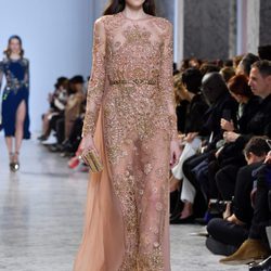 Vestido ceñido naranja de manga larga de Elie Saab primavera/verano 2017 en la Semana de la Alta Costura de París