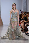 Vestido ceñido de cola turquesa de Elie Saab primavera/verano 2017 en la Semana de la Alta Costura de París