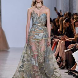 Vestido ceñido de cola  turquesa de Elie Saab primavera/verano 2017 en la Semana de la Alta Costura de París