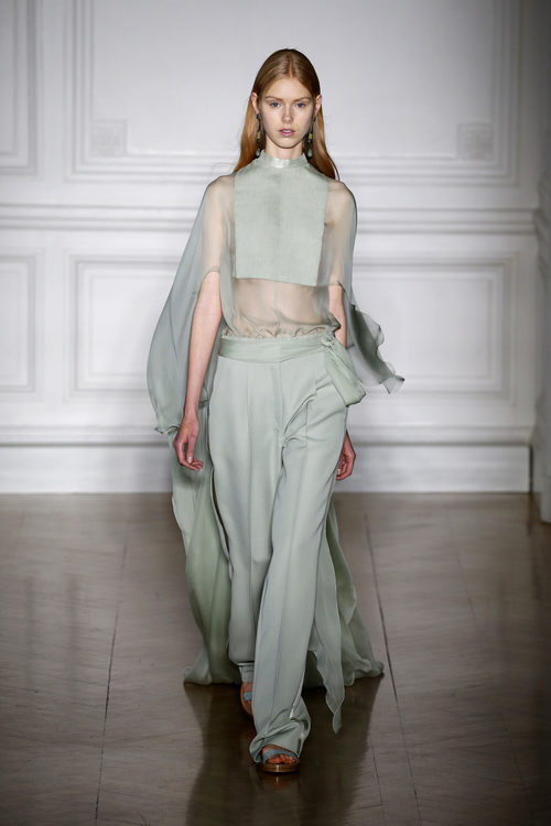 Top y pantalón en menta con transparencias de Valentino primavera/verano 2017 en la Semana de la Alta Costura de París