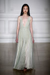 Vestido con escote en pico y pedrería de Valentino primavera/verano 2017 en la Semana de la Alta Costura de París