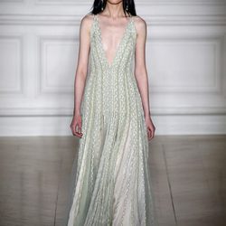 Vestido con escote en pico y pedrería de Valentino primavera/verano 2017 en la Semana de la Alta Costura de París