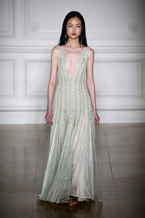 Vestido con escote en pico y pedrería de Valentino primavera/verano 2017 en la Semana de la Alta Costura de París