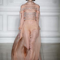 Vestido coral con cuello a la caja de Valentino primavera/verano 2017 en la Semana de la Alta Costura de París