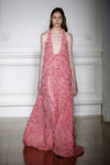 Vestido con ondas en salmón de Valentino primavera/verano 2017 en la Semana de la Alta Costura de París