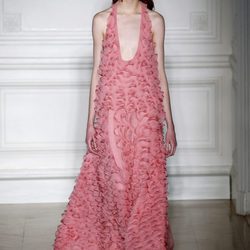 Vestido con ondas en salmón de Valentino primavera/verano 2017 en la Semana de la Alta Costura de París