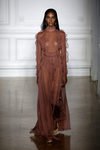 Vestido transparente en color marrón de Valentino primavera/verano 2017 en la Semana de la Alta Costura de París