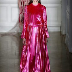Vestido de manga larga reflejo rosa de Valentino primavera/verano 2017 en la Semana de la Alta Costura de París