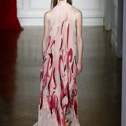 Vestido cogido al cuello y estampado de Valentino primavera/verano 2017 en la Semana de la Alta Costura de París
