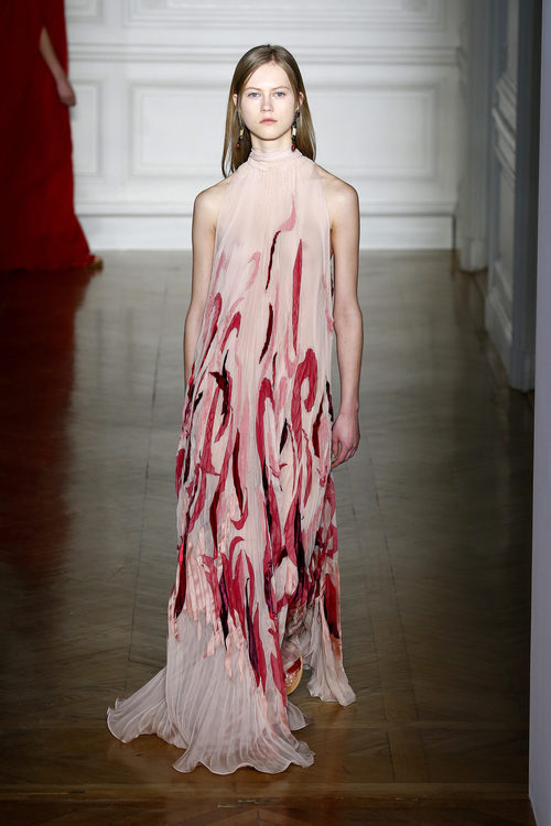 Vestido cogido al cuello y estampado de Valentino primavera/verano 2017 en la Semana de la Alta Costura de París