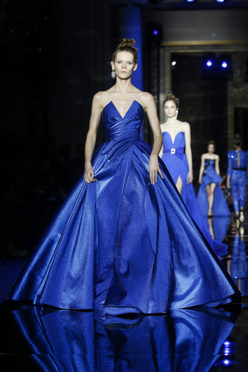 Vestido azul klein de Zuhair Murad primavera/verano 2017 en la Semana de la Alta Costura de París