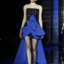 Vestido asimétrico bicolor de Zuhair Murad primavera/verano 2017 en la Semana de la Alta Costura de París