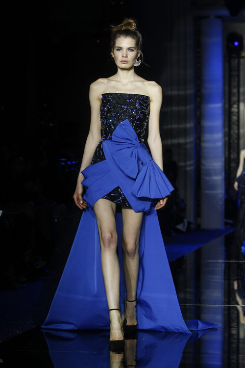 Vestido asimétrico bicolor de Zuhair Murad primavera/verano 2017 en la Semana de la Alta Costura de París