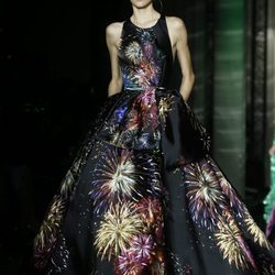 Vestido de fuegos artificiales de Zuhair Murad primavera/verano 2017 en la Semana de la Alta Costura de París