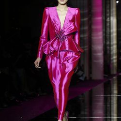 Traje rosa fucsia de Zuhair Murad primavera/verano 2017 en la Semana de la Alta Costura de París