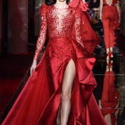 Vestido rojo intenso de Zuhair Murad primavera/verano 2017 en la Semana de la Alta Costura de París