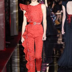 Jumpsuit rojo de Zuhair Murad primavera/verano 2017 en la Semana de la Alta Costura de París