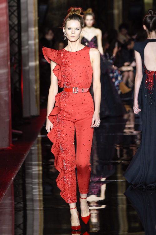 Jumpsuit rojo de Zuhair Murad primavera/verano 2017 en la Semana de la Alta Costura de París