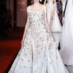 Vestido blanco estampado de Zuhair Murad primavera/verano 2017 en la Semana de la Alta Costura de París