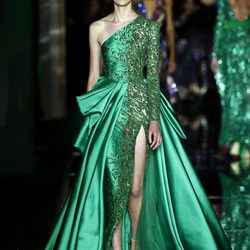 Vestido asimétrico verde de Zuhair Murad primavera/verano 2017 en la Semana de la Alta Costura de París