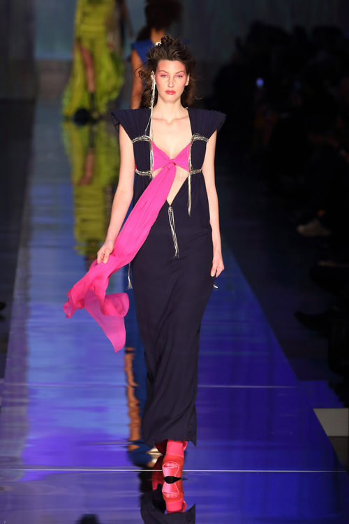 Top rosa fucsia de Jean Paul Gaultier primavera/verano 2017 en la Semana de la Alta Costura de París