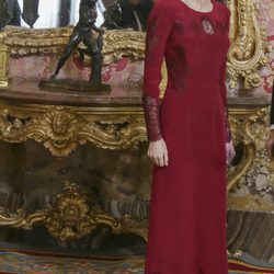 La Reina Letizia con un look granate en la recepción al Cuerpo Diplomático acreditado en España