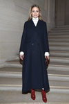 Olivia Palermo con un look navy en el front row del desfile de Valentino en la Semana de la Alta Costura de París