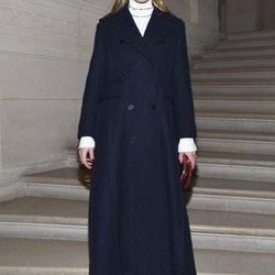 Olivia Palermo con un look navy en el front row del desfile de Valentino en la Semana de la Alta Costura de París