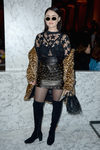 Kristina Bazan con un abrigo animal print en la Semana de la Alta Costura de París