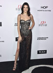 Kendall Jenner con un vestido de encaje en un evento de la revista Harper's Bazaar