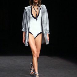 Bañador blanco de TCN primavera/verano 2017 en la 080 Barcelona Fashion