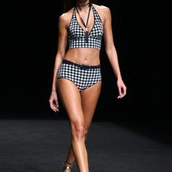 Joana Sanz con un bikini vintage de TCN primavera/verano 2017 en la 080 Barcelona Fashion