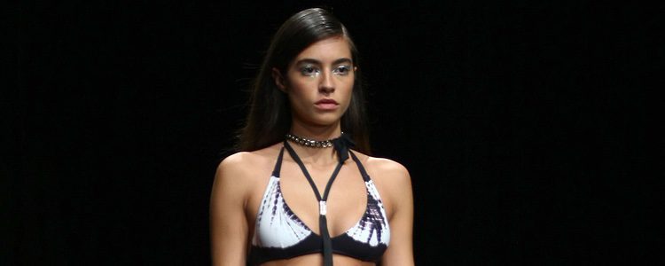 Rocío Crusset desfilando para TCN primavera/verano 2017 en la 080 Barcelona Fashion