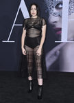Noah Cyrus con un vestido transparente en la premiere de '50 sombras más oscuras'