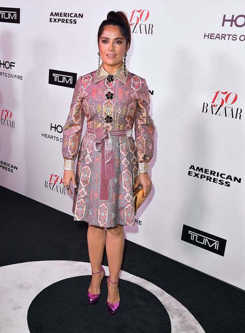 Salma Hayek con un vestido de Gucci en un evento de la revista Harper's Bazaar