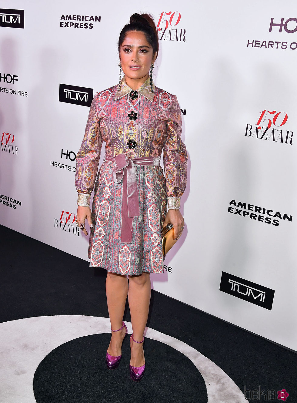 Salma Hayek con un vestido de Gucci en un evento de la revista Harper's Bazaar