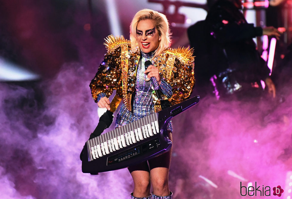 Lady Gaga con un bolero brillante en la Super Bowl 2017