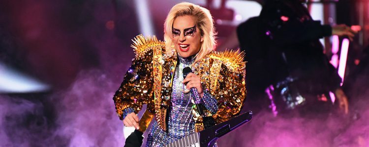 Lady Gaga con un bolero brillante en la Super Bowl 2017