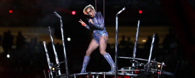 Lady Gaga con un body de Versace en la Super Bowl 2017