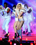 Lady Gaga con un mini short con cristales de Swarovski en la Super Bowl 2017
