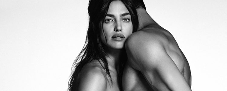 Irina Shayk posando para Givenchy colección jeans invierno 2017