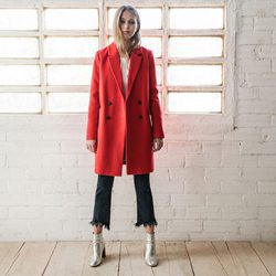 Abrigo de paño rojo de Stradivarius colección San Valentín 2017