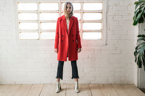 Abrigo de paño rojo de Stradivarius colección San Valentín 2017