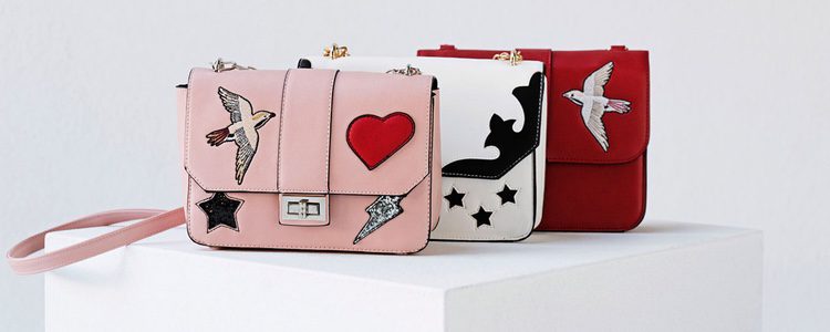 Bolsos con parches de Stradivarius colección San Valentín 2017