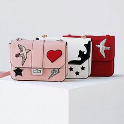Bolsos con parches de Stradivarius colección San Valentín 2017