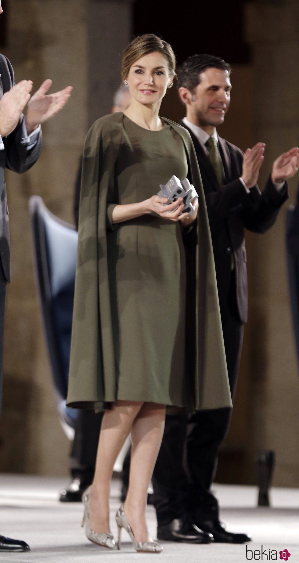 La Reina Letizia con un vestido capa en los Premios Nacionales de Innovación y Diseño